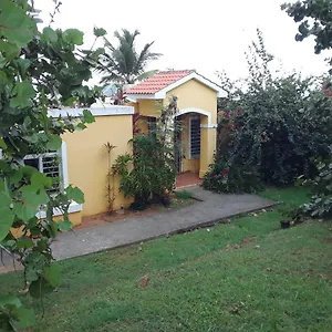the-yellow-house-fully-equipped-spectacular-beach-view.comcaribbean.com/
